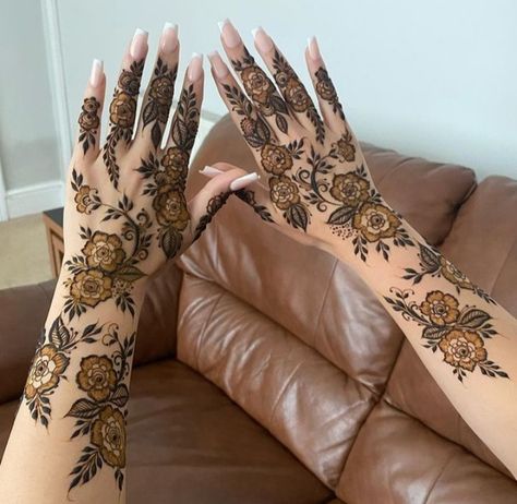 Henna Designs Elbow, Arabic Henna Designs Unique, Mehndi For Eid Aesthetic, Aesthetic Mehendi For Eid, Eid Inspo Mehendi, Mehendi Design For Eid Aesthetic, Khaleeji Henna Designs, Minimal Mehndi Designs, Mehendi Pakistani Henna Designs