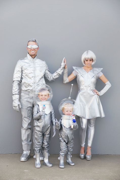 Family Space Costume - amazing! Diy Alien Costume, Space Costume, Alien Halloween Costume, Diy Fantasia, Meme Costume, Funny Couple Costumes, Space Costumes, Alien Halloween, Weekend Mode