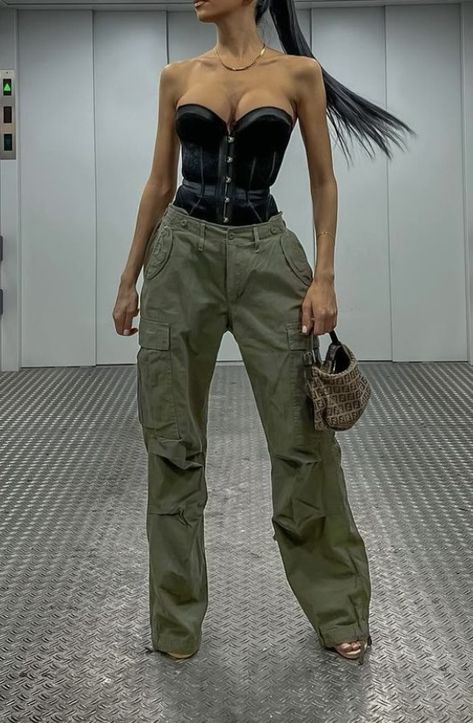 Parachute Pants With Heels, Cargo Pants Outfit Dressy, Cargo Pants With Boots, Green Cargo Pants Outfit, Parachute Pants Outfit, Work Fits, Cargo Pants Outfit, Heels Outfits, Green Cargo Pants