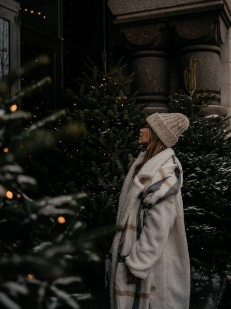 Winter Aesthetic Photoshoot, Winter Photoshoot Aesthetic, Cozy Christmas Photoshoot, January Photoshoot Ideas, Cute Outfit Ideas For Winter, Cozy Photoshoot, Christmas Instagram Pictures, Outfit Ideas For Winter, Winter Portraits