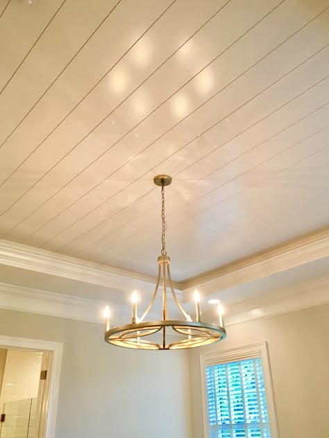 Shiplap ceiling with crown molding Shiplap Dining Room Ceiling, Shiplap Ceiling With Crown Molding, White Shiplap Ceiling Bedroom, Tray Ceiling With Shiplap, Shiplap On Ceiling, Ceiling Trim Ideas, Shiplap Ceilings, Foyer Ceiling, Kitchen Glam