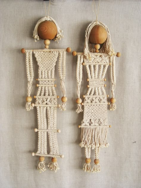 This is one exceptional pair of Vintage Macrame Male and Female Portrait Sculpture. I love when artist take a craft technique and take it to a level of High Craft, and this Couple has certainly achieved that. Each of these Handmade Dolls / Man and Woman Figures, have been knotted and formed into th Macrame Dolls, Art Macramé, Vintage Macrame, Macrame Knots Tutorial, Macrame Wall Hanging Diy, Macrame Patterns Tutorials, Modern Macrame, Macrame Decor, Macrame Ideas