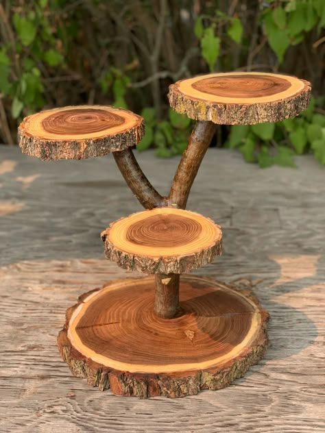 Slices Of Wood Ideas, Small Log Projects Ideas, Tree Trunk Table Outdoor, Log Slices Ideas, Dinning Table Diy, Rustic Wedding Decor Centerpieces, Enchanted Forest Baby Shower, Food Display Stands, Wood Log Crafts