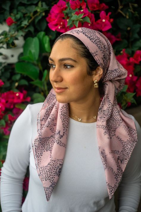 Beautiful on head scarf Christian Veiling, Christian Head Covering, Hair Covers, Cover Hair, Blanket Scarves, Head Coverings, Head Scarves, Head Scarf Styles, Ways To Wear A Scarf