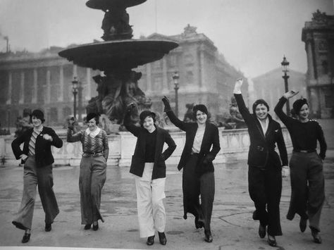 First Parisian women to wear trousers - Place de la Concorde 1933. Keep rockin' those pants ladies Madame Gres, Madeleine Vionnet, Sonia Delaunay, Loretta Young, Parisian Women, Old Paris, Elsa Schiaparelli, Paris Vintage, Vintage Versace