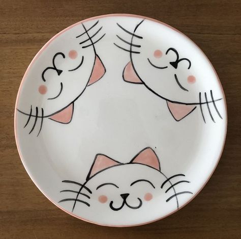 Ceramic Cat Painting Ideas, Ceramic Design Painting, Cat Pottery Painting Ideas, Clay Cafe Painting Ideas Easy, Cat Pottery Ideas, Pottery Painting Animals, Ceramic Ideas Easy, Cat Pottery Painting, Pottery Painting Designs Plate