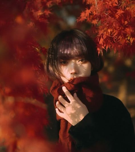 Drawing Inspiration Photos, Mixed Lighting Photography, Autumn Cinematography, Female Photoshoot Ideas Outdoor, Contrast Photography Ideas, Portrait Photo Reference, Window Light Photography, Aesthetic Model Photography, Fall Reference