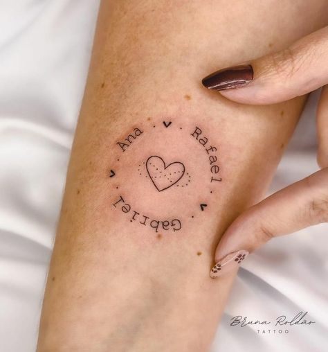 Aesthetic Tattoos Arm, Tattoos For Someone Who Passed, Women Tattoos Ideas, Mama Tattoo, Tiny Wrist Tattoos, Tattoos Aesthetic, Mom Tattoo Designs, Tattoos With Kids Names, Mommy Tattoos