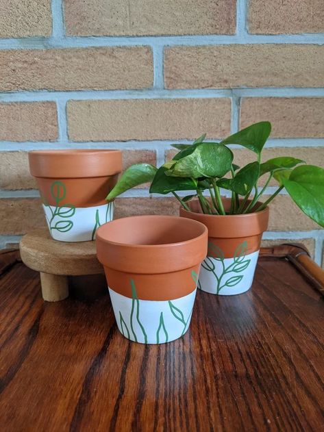 Painting Clay Mug Ideas, Diy Decorated Pots For Plants, Planting Pot Painting Ideas, Simple Terracotta Pot Painting, Terracotta Pots Painting Ideas, Terracota Painting Ideas, Painting A Pot Ideas, Cute Painted Pots Diy, Diy Painted Terracotta Pots Ideas