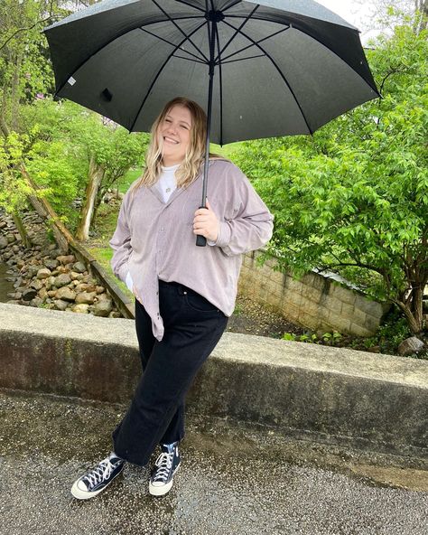 rainy day insta pics. umbrella pictures for insta. spring pics. black jeans. button up plus size shirt. plus size outfits. converse chuck 70. Rainy Day Plus Size Outfits, Chuck 70 Plus Outfit, Rainy Day Pics, Umbrella Pictures, Spring Pics, Plus Size Shirt, Spring Pictures, Insta Pics, Black Converse