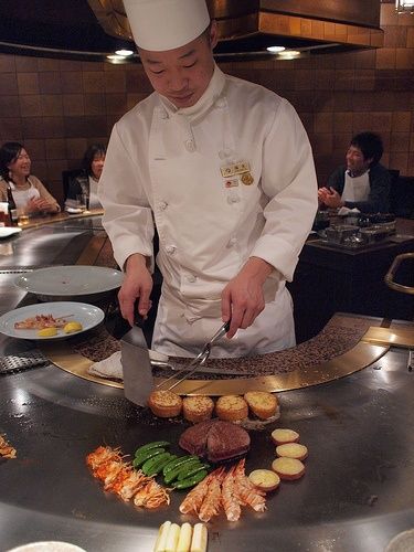 Would love to go to a place like this! Hibachi Chef, Hibachi Grill, Grill Time, Grill Restaurant, Japanese Chef, Food Concept, Japanese Restaurant, Cooking Art, A Chef