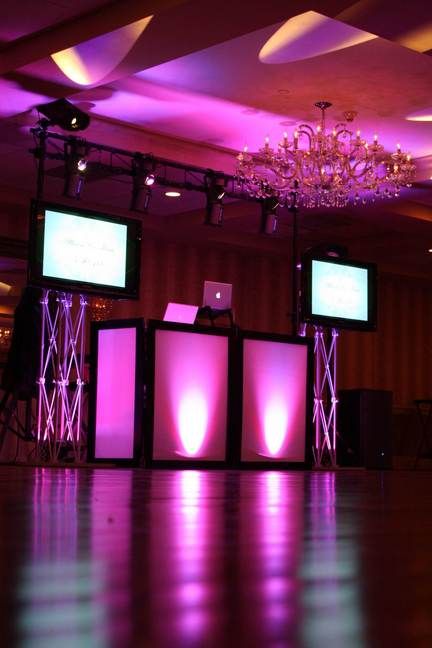 DJ set-up! Wedding Dj Booth, Wedding Dj Playlist, Dj Playlist, Wedding Dj Setup, Dj Ideas, Dj Business, Led Dance Floor, Dj Table, Dj Wedding