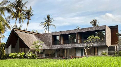 In Bali, Indonesia, architect Alexis Dornier builds a property highlighting a skillfully crafted roof design that effortlessly transforms from an A-frame to a box. The architect intended to incorporate a contemporary element into the Bali-style structure. His goal was to promote experimental architecture that combines various concepts into a unique and unusual form. The primary […] The post The Wing in Bali Fuses Traditional And Modern Roof Design appeared first on BluPrint. Bali Roof Design, Bali Style Architecture, Bali Traditional Architecture, Bali Architecture Modern, Lombok Villa, Arch Concept, Alexis Dornier, Modern Roof Design, Experimental Architecture