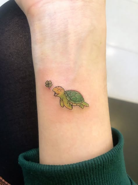 Just a girl who loves turtles :)) salty lil’ beach sometimes =)) Green Turtle Tattoo, Colored Turtle Tattoo, Turtle Tattoo Color, Fine Line Turtle Tattoo, Simple Turtle Tattoo, Idaho Tattoo, Cute Turtle Tattoo, Tortoise Tattoo, Cool Nature Tattoos