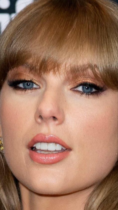 Taylor Swift Smokey Eye, Taylor Swift Eye Makeup, Taylor Travis, Taylor Swift Eyes, Taylor Swift Makeup, Taylor Swift Photoshoot, Cyd Charisse, Taylor Swift Street Style, Jennifer Aniston Hair