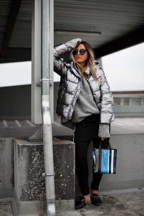 Silver Puffer Jacket Outfit, Silver Jacket Outfit, Vest Street Style, Puffer Outfit, Puffer Vest Outfit, Winter Jacket Outfits, Puffer Jacket Outfit, Silver Outfits, Winter Fashion Jackets