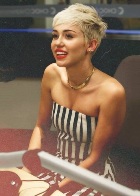 this cut is excellent. Miley Cyrus Short Hair, Super Short Pixie Cuts, Miley Cyrus Hair, Super Short Pixie, Short Blonde Pixie, Rock Your Hair, Blonde Pixie Haircut, Short Pixie Haircuts, Short Pixie Cut