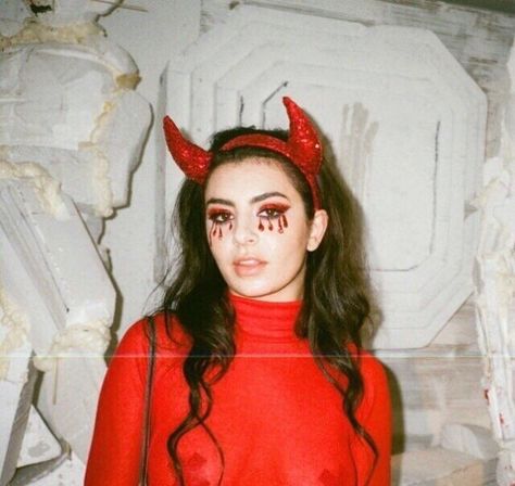 Charli XCX Makeup Clown, Devil Makeup, Halloweenský Makeup, Devil Aesthetic, Halloween Coustumes, Devil Halloween, Devil Costume, Cool Halloween Makeup, Hallowen Costume