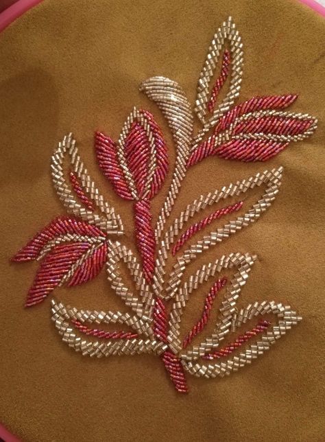 Zardozi Embroidery Designs Pattern, Gold Work Embroidery, Aari Designs, Hand Beaded Embroidery, Aari Blouse, Motifs Perler, Simple Embroidery Designs, Diy Embroidery Designs, Bead Embroidery Tutorial