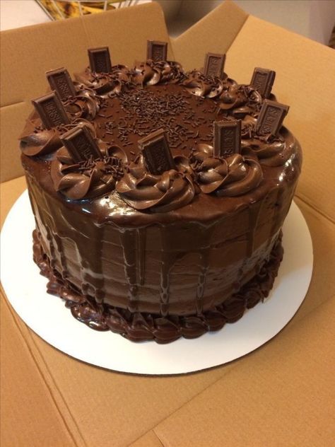 Pretty Cakes Chocolate, Triple Chocolate Cake Decoration, Choco Cake Aesthetic, Chocolate Aesthetic Cake, Birthday Cake Aesthetic Chocolate, Chocolate Bday Cake, Aesthetic Chocolate Cake, Chocolate Cake Aesthetic, Brownie Birthday Cake