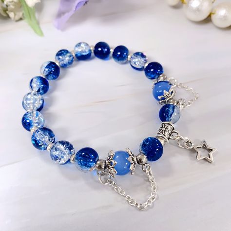 This cute bracelet is casual and suitable for any occasions. It's also a great gift idea for family, friends, or children. Bracelet Ideas How To Make, Beaded Charm Bracelets Diy, Pearl Bracelet With Charm, Glass Bead Charm Bracelet, Bracelet With Stars, Cute Bead Bracelets Aesthetic, Glass Bracelet Ideas, Glass Bead Ideas, Bracelet Ideas Words