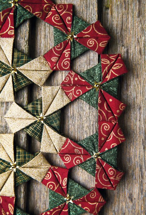 Origami Christmas Wreath, Christmas Decorations Sewing, Origami Shapes, Christmas Fabric Crafts, Christmas Patchwork, Fabric Origami, Christmas Sewing Projects, Christmas Quilt Patterns, Fabric Wreath