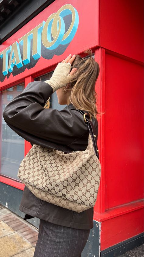 Vintage Bags Outfit, Vintage Gucci Bag Outfit, Gucci Purse Aesthetic, Gucci Hobo Bag Outfit, Gucci Tote Bag Outfit, Gucci Bag Aesthetic, Gucci Shoulder Bag Vintage, Vintage Gucci Bag Aesthetic, Everyday Vintage Gucci Shoulder Bag