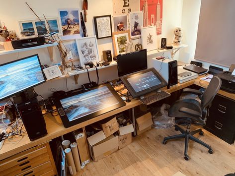 Digital Art Setup Desk, Mangaka Workspace, Designer Desk Workspaces, Digital Artist Workspace, Indian Study Room Ideas, Digital Art Setup, Artist Setup, Studio Seni, Ian Mcque