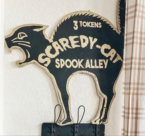 My favorite sign from weatheredwhitebarn Cat Sign, Halloween Black Cat, Autumn Halloween, Cat Signs, Halloween Aesthetic, Halloween Black, October 31, Black Cat Halloween, Hallows Eve