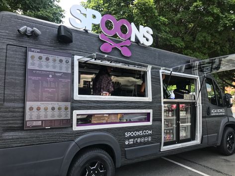 This food truck serves a vasriety of acai bowls bowls with toppings that range from birthday cake spread to activated charcoal. Acai Bowl Truck, Acai Food Truck Ideas, Acai Food Truck, Acai Truck, Smoothie Trailer, Smoothie Truck, Juice Truck, Acai Recipes, City Development