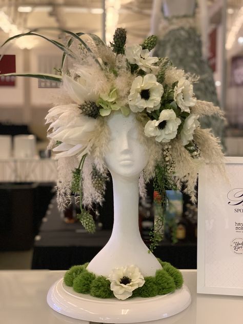 Diy Hat Stand, Head With Flowers, Banquet Centerpieces, Flower Room Decor, Mardi Gras Centerpieces, Floral Art Arrangements, Floral Fascinators, Floral Headdress, Unique Floral Arrangements