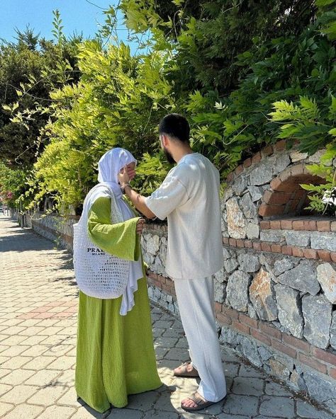 Hijab Couple, Ramadan Vibes, Afghan Wedding, Love Quotes For Wedding, Muslim Couple Photography, Muslim Family, Hijabi Aesthetic, Mode Abaya, Cute Muslim Couples