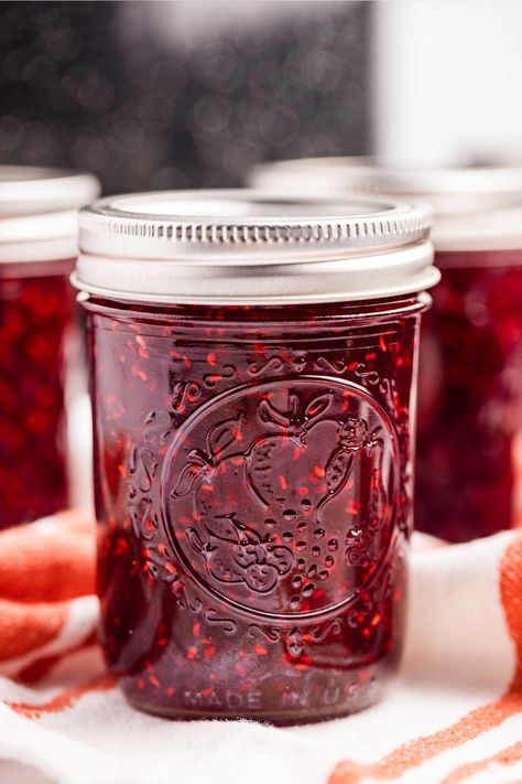 How to Make Summery + Delicious Raspberry Jam {Easy Canning Recipe} Raspberry Honey Jam, Raspberry Jam Recipe Canning No Pectin, Raspberry Jam With Pectin Recipe, Canned Raspberry Jam, How To Make Raspberry Jam, How To Can Jam, Home Made Jam Recipes, Best Jam Recipes, Raspberry Canning Recipes