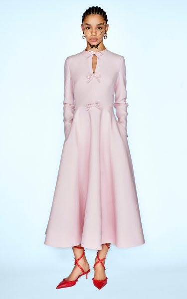 Pre Fall 2023, Classic Style Outfits, Sunday Service, Valentino Dress, Elegant Dresses Classy, Classy Dress Outfits, 2023 Collection, Evening Dresses Elegant, Mermaid Fashion