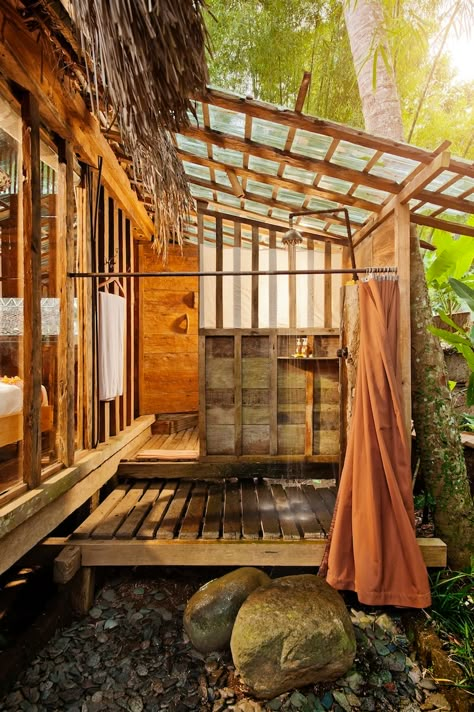 Casa Hobbit, Shabby Chic Decor Bedroom, Outdoor Bathroom Design, Outdoor Baths, Zen Bathroom, Bali House, Outdoor Bath, Bamboo House, Robinson Crusoe