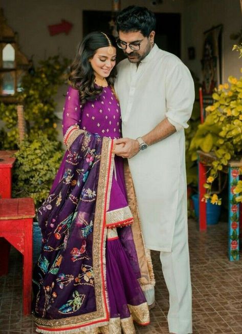 Baby Shower Couple Outfits, Maternity Wear Indian, Godh Bharai Outfit Indian, Pregnancy Outfits Indian, God Bharai, Yasir Hussain, Baby Shower Clothes, Indian Baby Showers, Couple Pregnancy Photoshoot