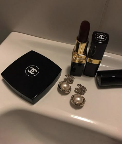 Old Money Makeup Products, Old Money Skincare, Chanel Makeup Aesthetic, Channel Makeup, Chanel Girl, Ysl Perfume, Blair Waldorf Aesthetic, Luxury Vibes, Ysl Makeup