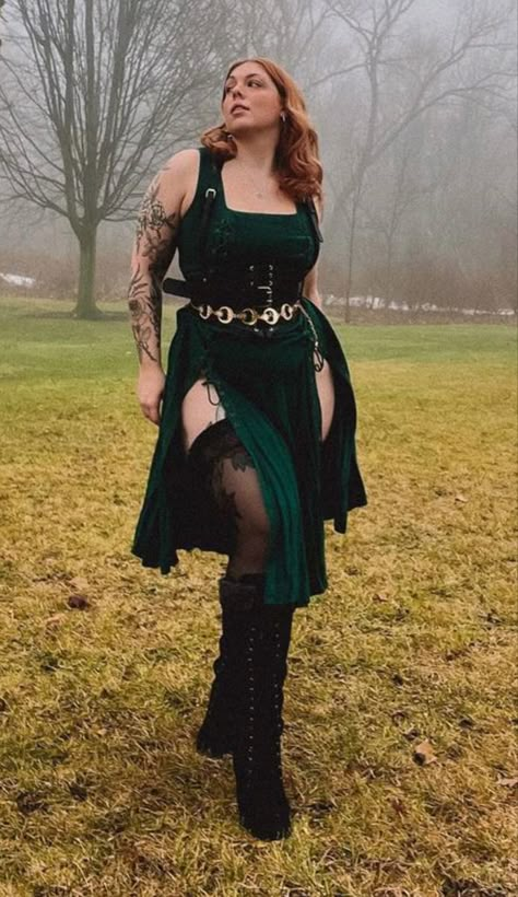 Plus Size Rogue Cosplay, Ren Fair Shoes, Plus Size Renfaire Outfit, Ren Faire Outfits Women, Hedge Witch Outfit, Black Ren Faire Outfit, Ren Faire Outfits Witchy, Goth Ren Faire Outfit, Ren Faire Outfits Plus Size