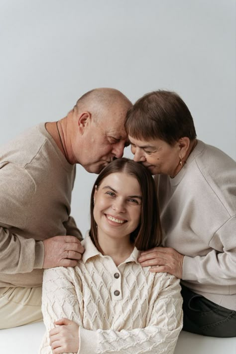 Family Photoshoot Aesthetic, Glam Family Photoshoot, Fam Aesthetic, Dancing Poses, Aesthetic Family, Studio Family Portraits, Family Potrait, Family Photo Studio, Sisters Photoshoot Poses