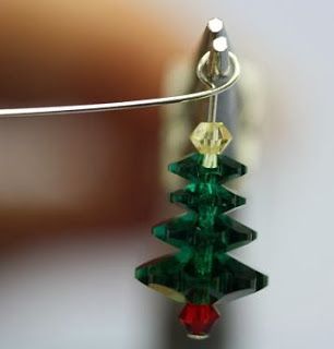 Make it yourself, the Bead World Way! Swarovski Christmas Tree Earring Tutorial, easy wire wrapped DIY holiday crystal jewelry Swarovski Christmas Tree, Swarovski Christmas, Jewelry Making Classes, Christmas Stockings Diy, Crystal Christmas Tree, Diy Jewelry Earrings, Wire Wrapping Diy, Crystal Christmas, Jewerly Making