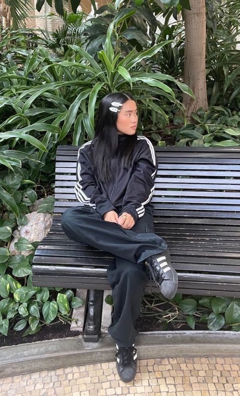 Adidas Black Jacket Outfit, Black Adidas Jacket Outfit, Adidas Jacket Outfit Street Style, Adidas Zip Up Outfit, Black Adidas Superstar Outfit, Track Jacket Outfit, Adidas Jacket Outfit, It Girl Fashion, Black Jacket Outfit