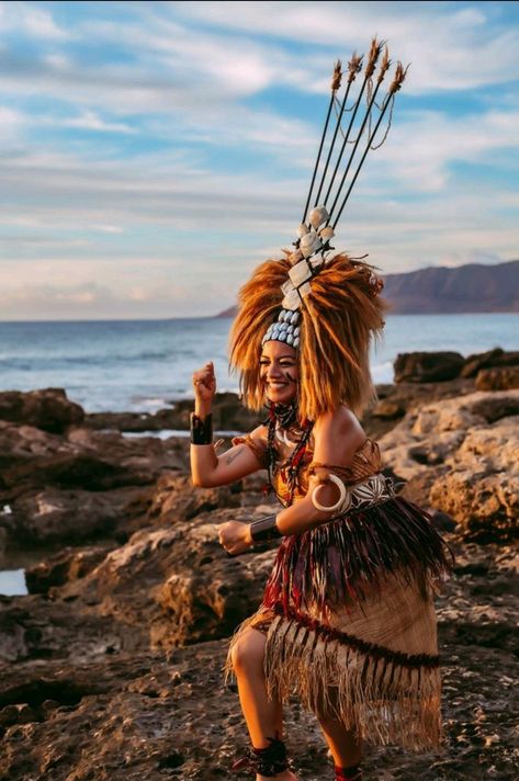 Polynesian Photoshoot, Tongan Culture, Polynesian Women, Polynesian Beauty, Folk Dress, Hawaiian Art, Polynesian Culture, Pacific Islands, Folk Dresses