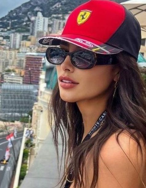 Ferrari Hat Outfit, Ferrari Cap Outfit, Formula 1 Girl Aesthetic, F1 Wag Aesthetic Ferrari, Mercedes Girl Aesthetic F1, Ferrari Hat, Cap Outfits For Women, Forza Ferrari, Ootd Poses