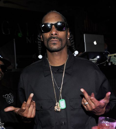 Snoop Middle Finger Picture, Rude Finger, Middle Finger Wallpaper, Middle Fingers, I Salute You, Snoop Dog, Snoop Dogg, Famous Celebrities, Round Sunglass Men