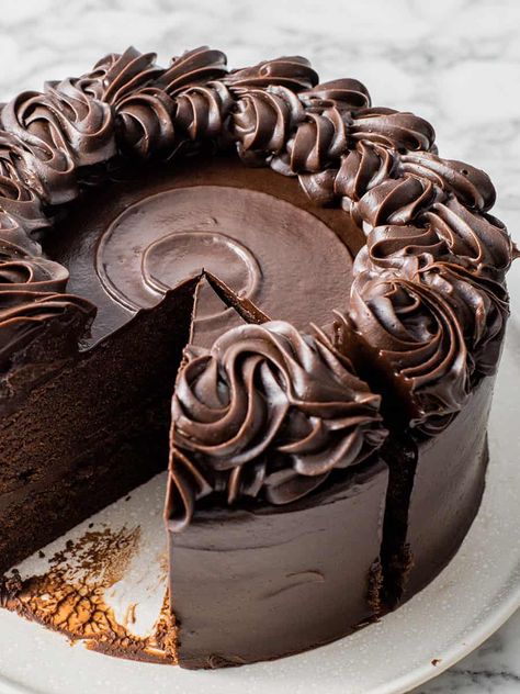 Chocolate Ganache Cake Decoration, Dark Chocolate Ganache Cake, Simple Chocolate Fudge, Fudge Ganache, Easy Chocolate Fudge Cake, Chocolate Fudge Cake Recipe, Light Cake, Easy Chocolate Fudge, Chocolate Ganache Recipe