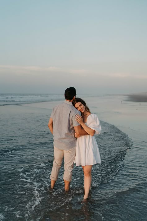 Couple Pose For Beach, Beach Engagement Pictures Outfits, Beach Photo For Couples, Poses For Couple On Beach, Couple Poses In Beach Photo Ideas, Beach Pose For Couples, Engagement Pictures On Beach, Couple Beach Shoot Ideas, Beach Pictures For Couples