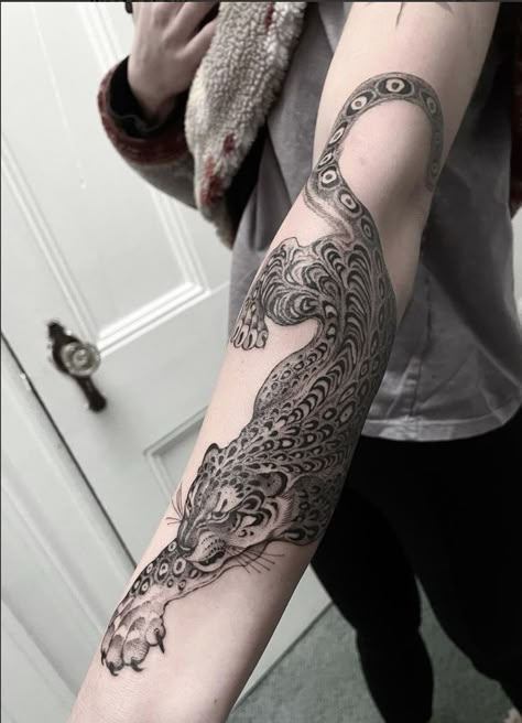 Peacock Tattoo Aesthetic, Werewolf Back Tattoo, European Tattoos Traditional, Leopard Sleeve Tattoo, Zoology Tattoo, Big Forearm Tattoo, Large Side Tattoos Women, Cat Forearm Tattoo, Chin Tattoo Woman