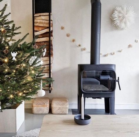 Jøtul Stoves on Instagram: "Wishing all of our followers a Happy New Year!🎆 Hope your 2023 will be warm and bright🧡 Repost @missterieur #jotul #jøtul #jotulf305 #woodstove #woodburningstove #fireplace #christmas #happynewyear #2023 #newyear #christmastime #hygge" Fireplace Christmas, A Happy New Year, Stove Fireplace, Wood Burner, Wood Burning Stove, Wood Stove, Interior Details, Christmas Time, Stove