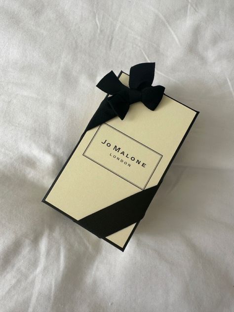 jo malone, it girl, clean, perfume, aesthetic, ribbons, coquette Jo Malone Perfume Aesthetic, Jo Malone Aesthetic, Ribbons Coquette, Jo Malone Perfume, Perfume Aesthetic, Clean Perfume, Doe Eyes, Jo Malone London, Jo Malone