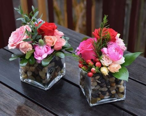 Valentine Day Centerpieces, Mini Flower Arrangements, 21st Key, Valentine Flower Arrangements, Flowers Valentines, Floral Designs Arrangements, Outdoor Christmas Planters, Floral Art Arrangements, Small Flower Arrangements